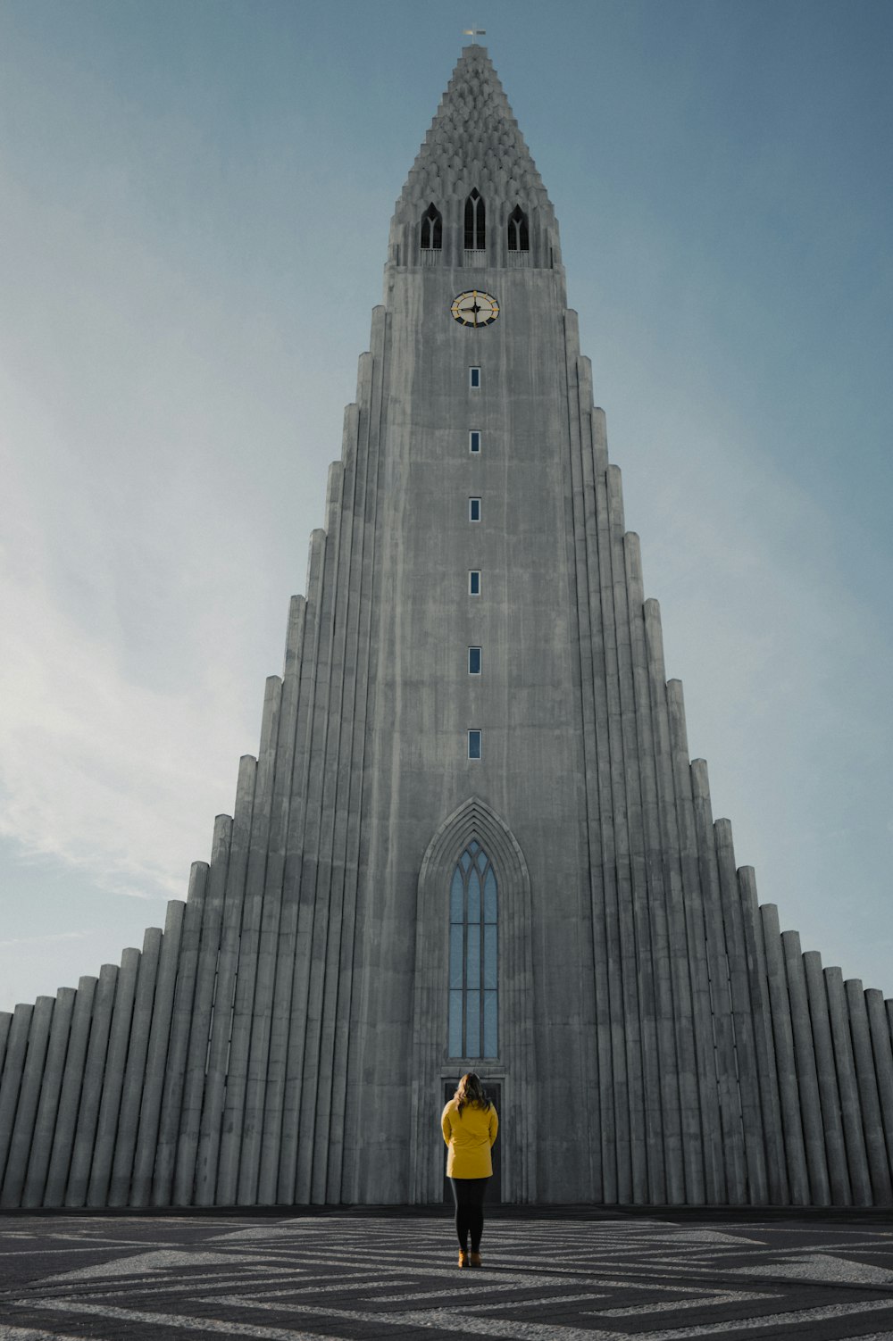 una persona in piedi di fronte a un edificio molto alto