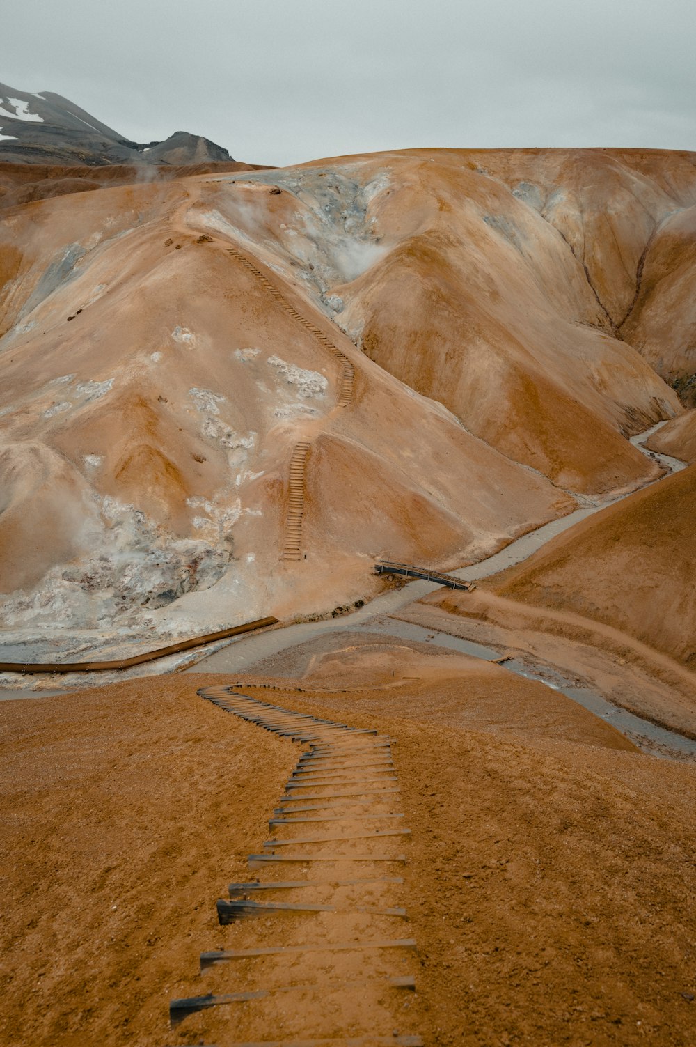 Un camino de tierra en medio de un desierto