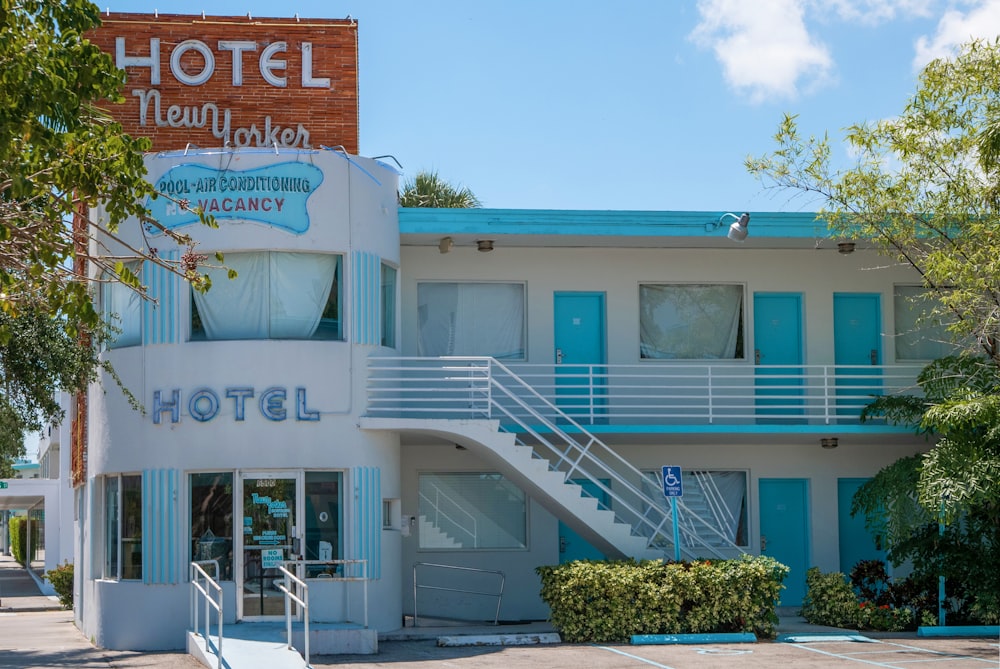 um hotel com uma escadaria que leva até ele