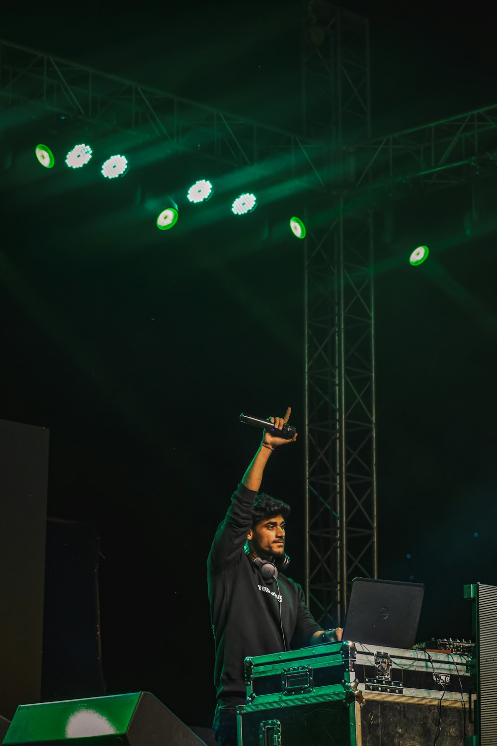 Un uomo in piedi su un palco con in mano un microfono