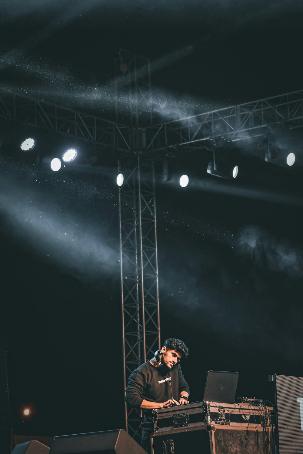 Un uomo in piedi in cima a un palco accanto a un DJ