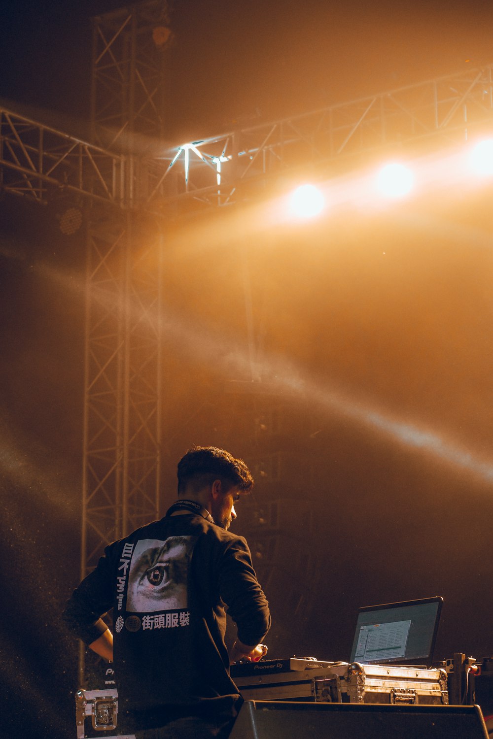 Un uomo in piedi davanti a un computer portatile su un palcoscenico