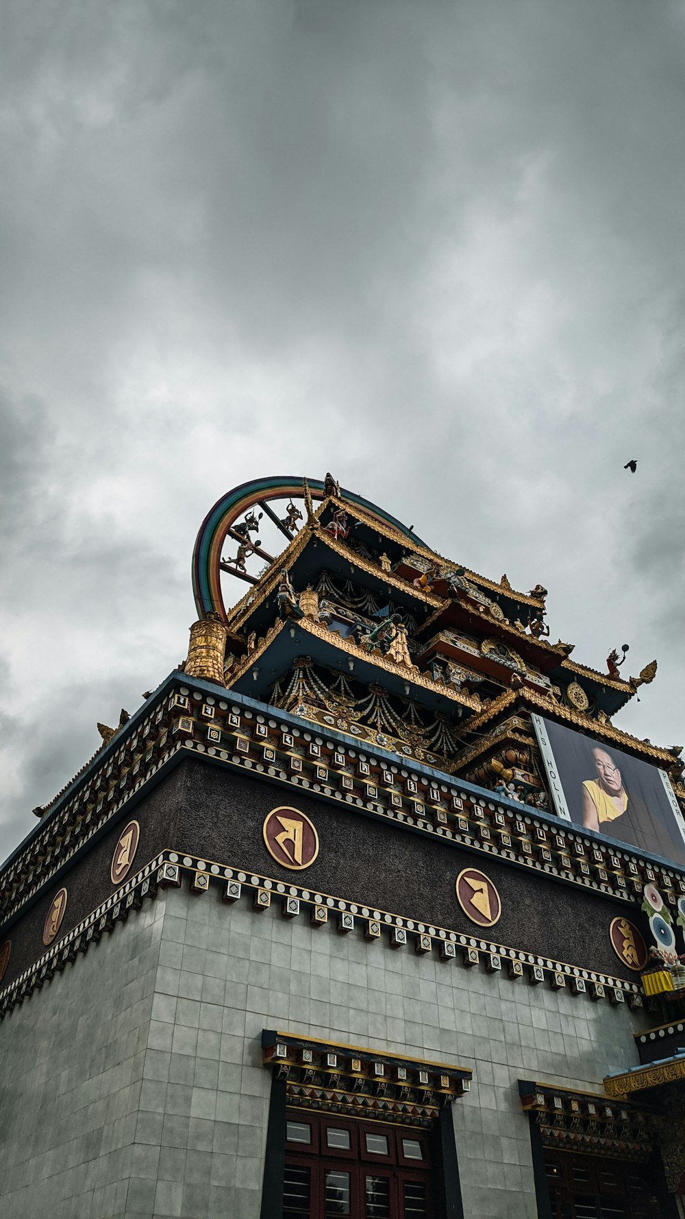 un grand bâtiment avec une horloge sur le dessus