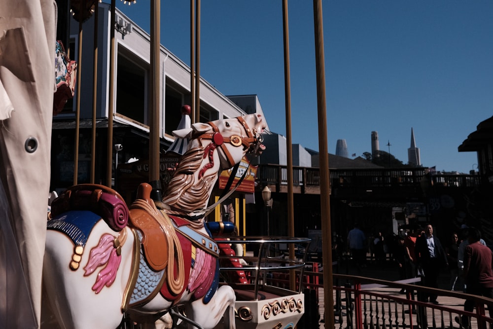 Un carrusel de caballos en exhibición en un carnaval