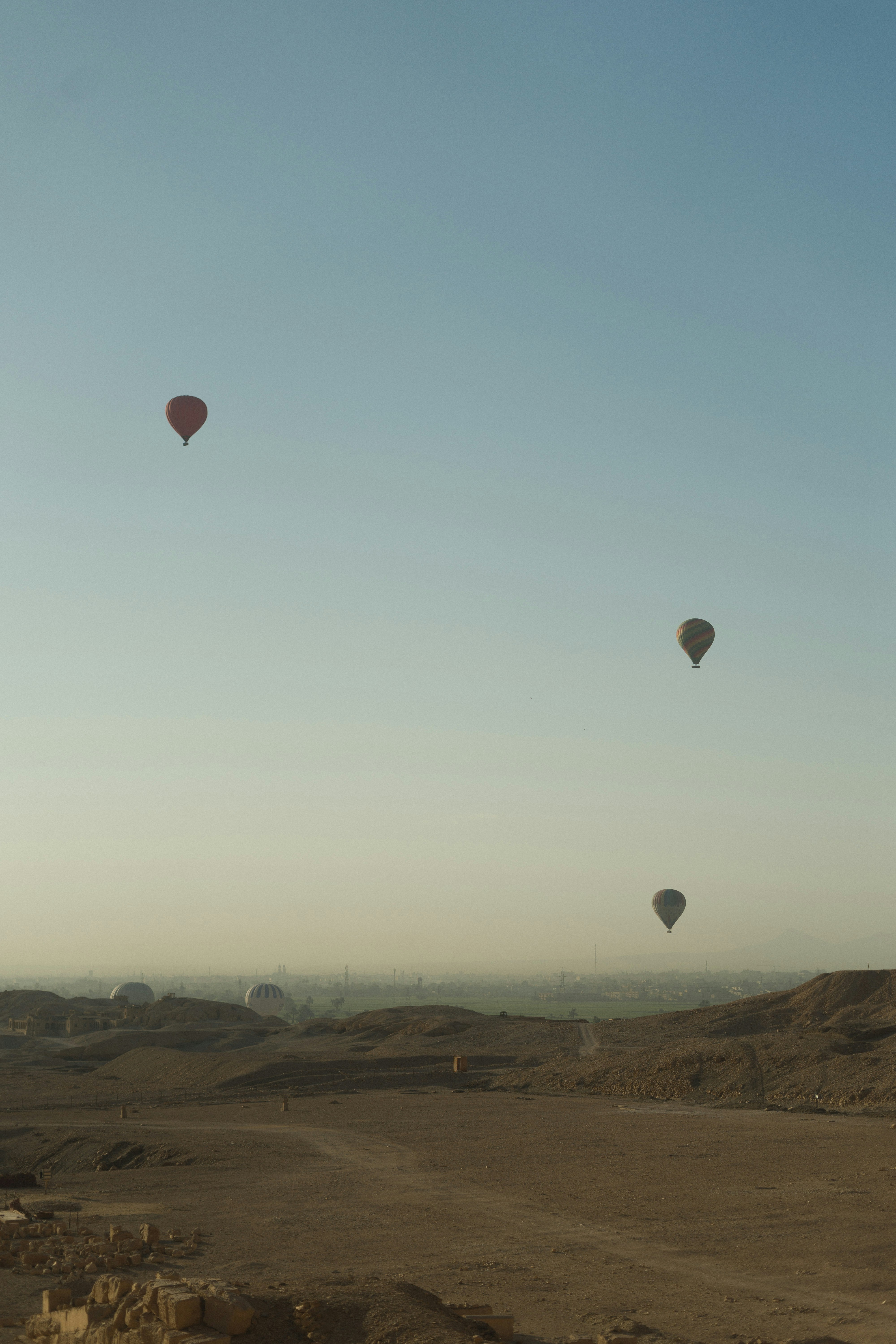 Un grupo de globos aerostáticos volando en el cielo