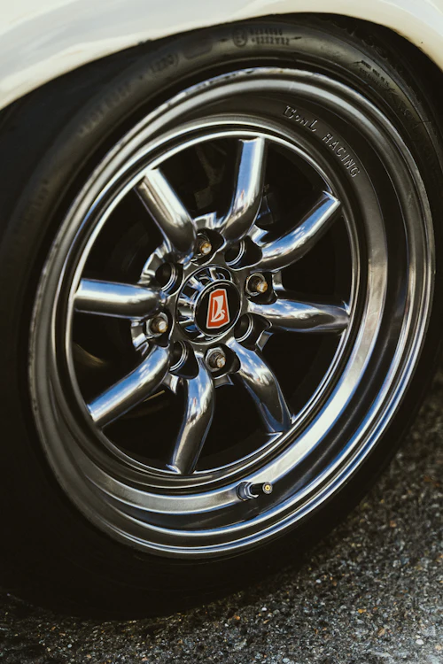 Detalle de llanta de un auto premium