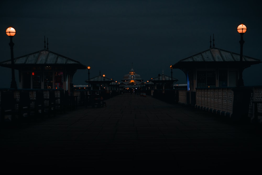 Un muelle por la noche con luces encendidas y bancos