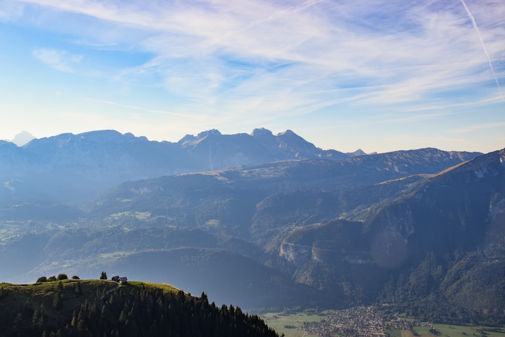 una vista panoramica di una catena montuosa con alberi e montagne sullo sfondo