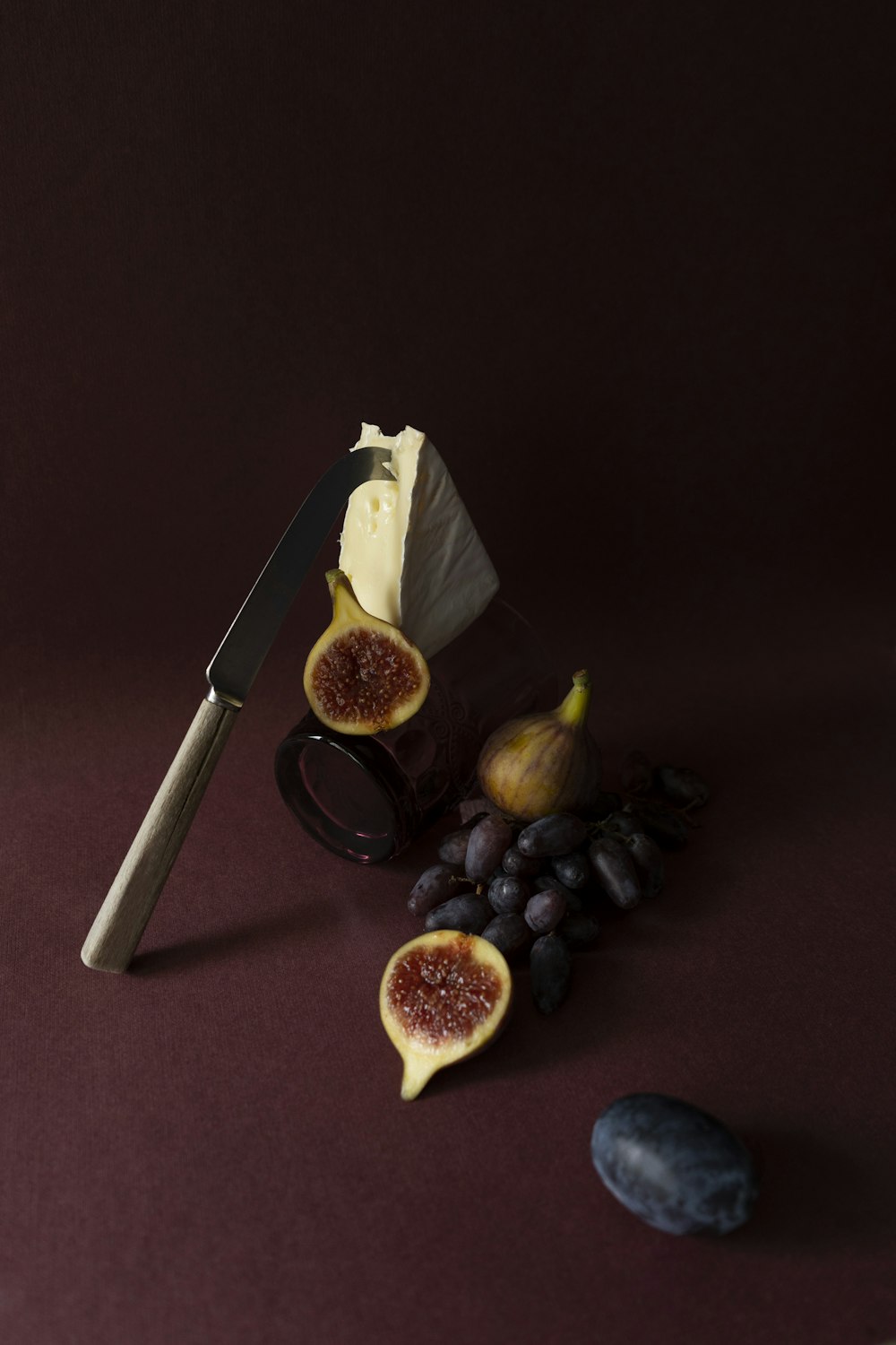 un couteau et des fruits sur une table