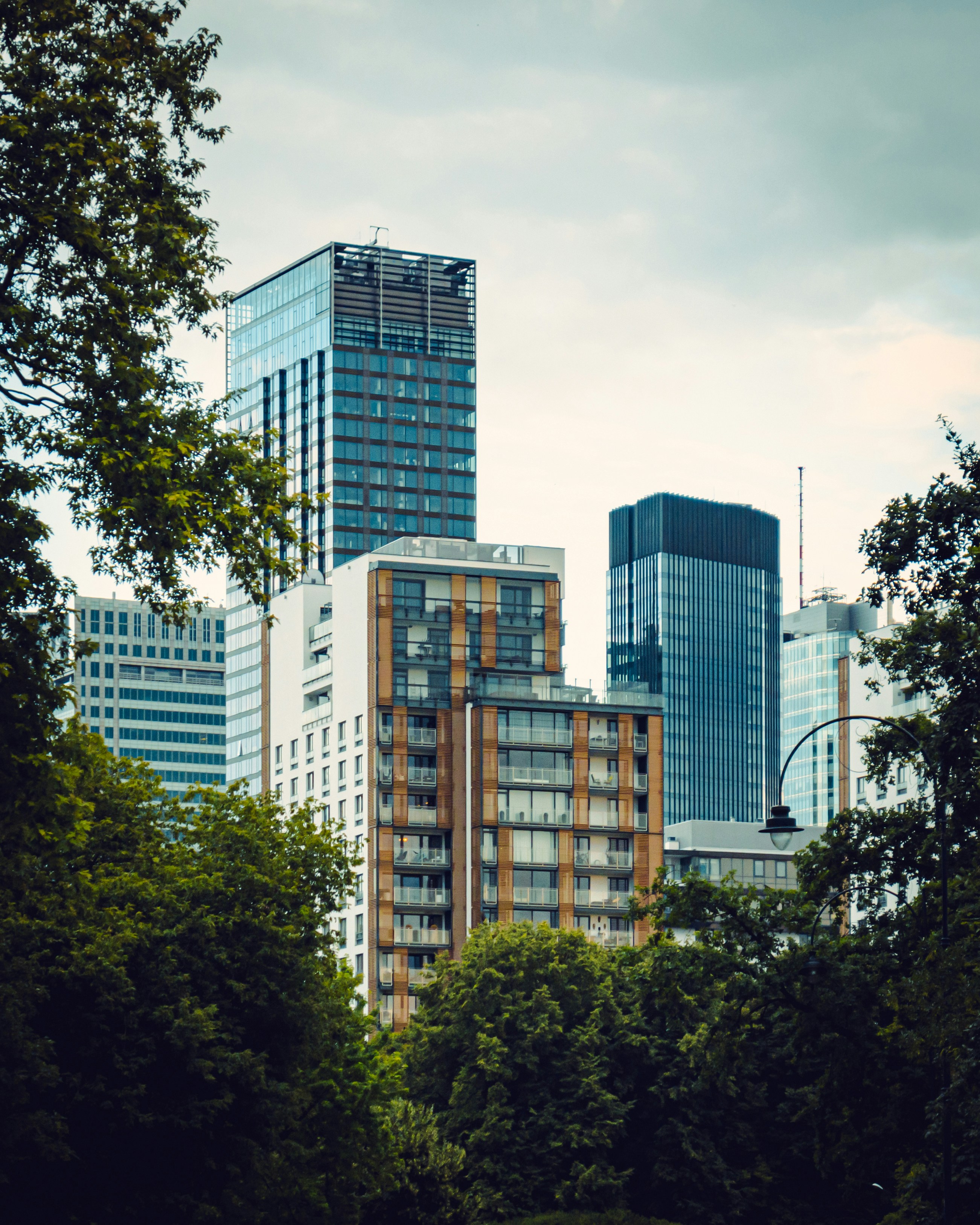 un groupe de grands immeubles assis les uns à côté des autres