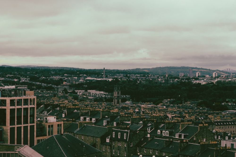 uma vista de uma cidade a partir de um edifício alto