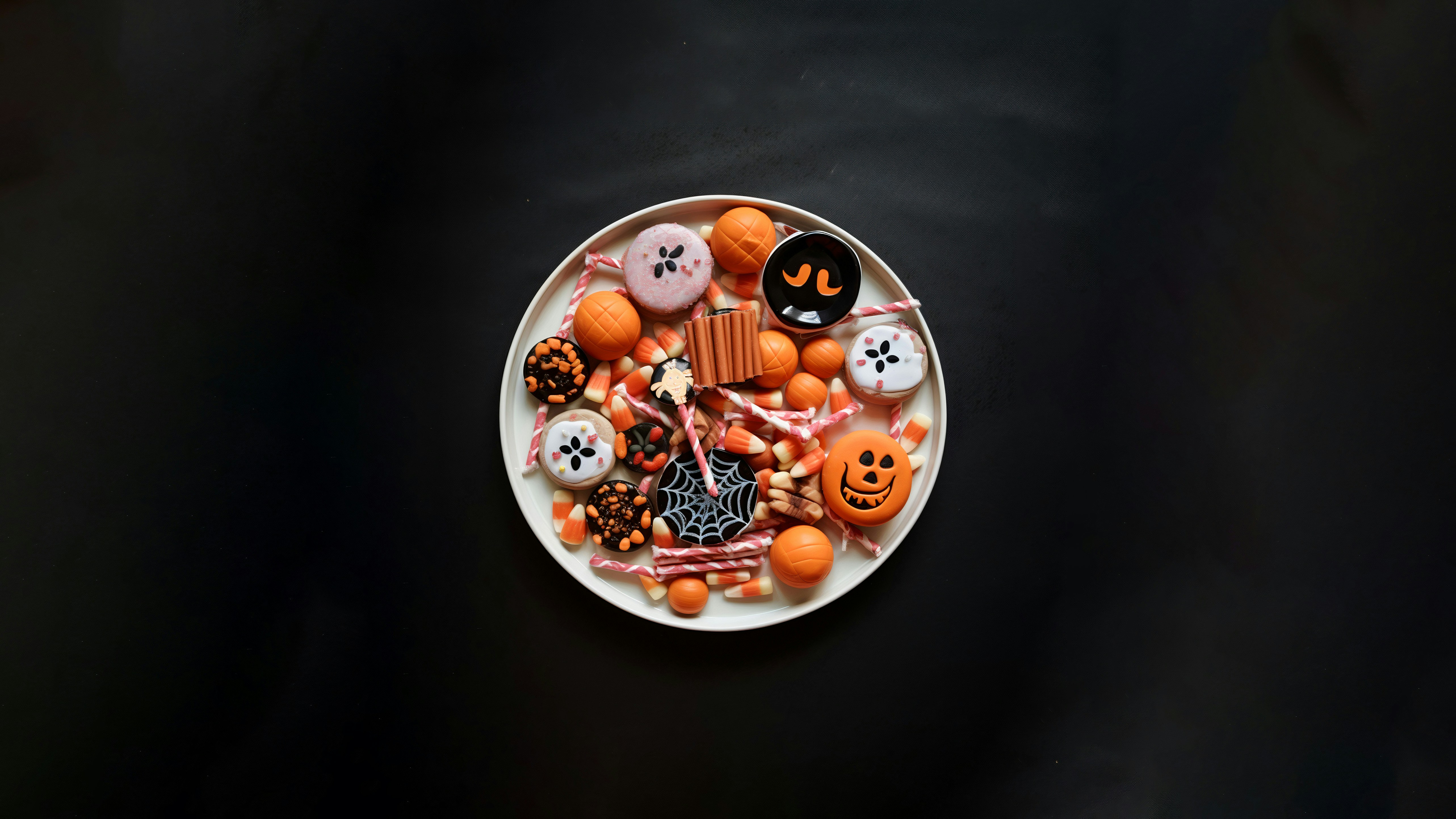 ハロウィンのおやつをたっぷりトッピングした白いプレート