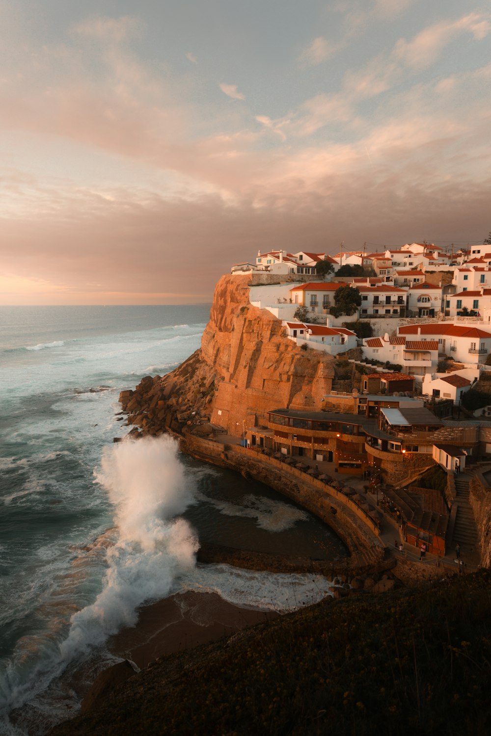 uma vista de uma cidade em um penhasco com vista para o oceano