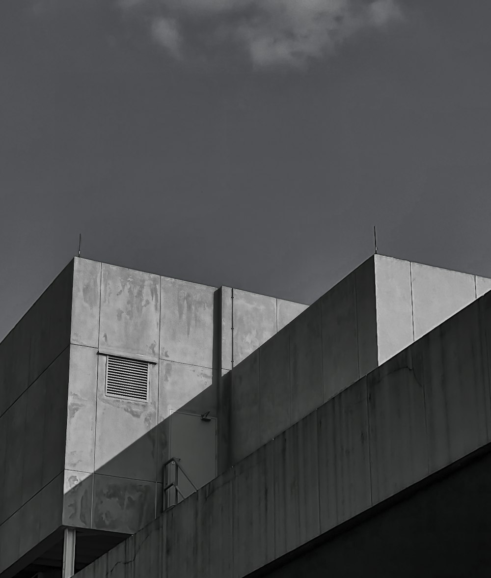 a black and white photo of a building