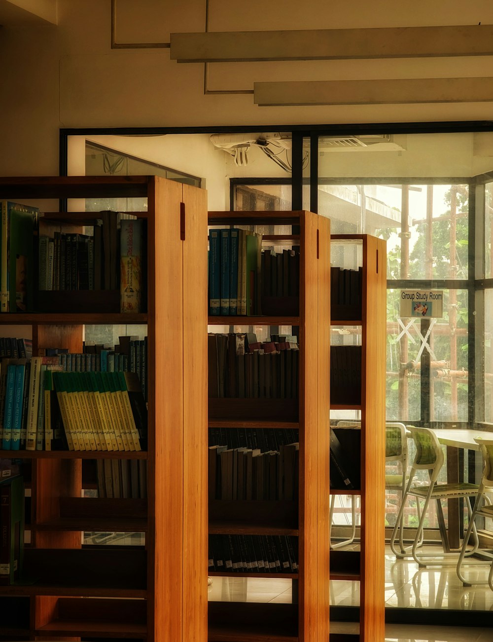 uma sala cheia de livros ao lado de uma janela