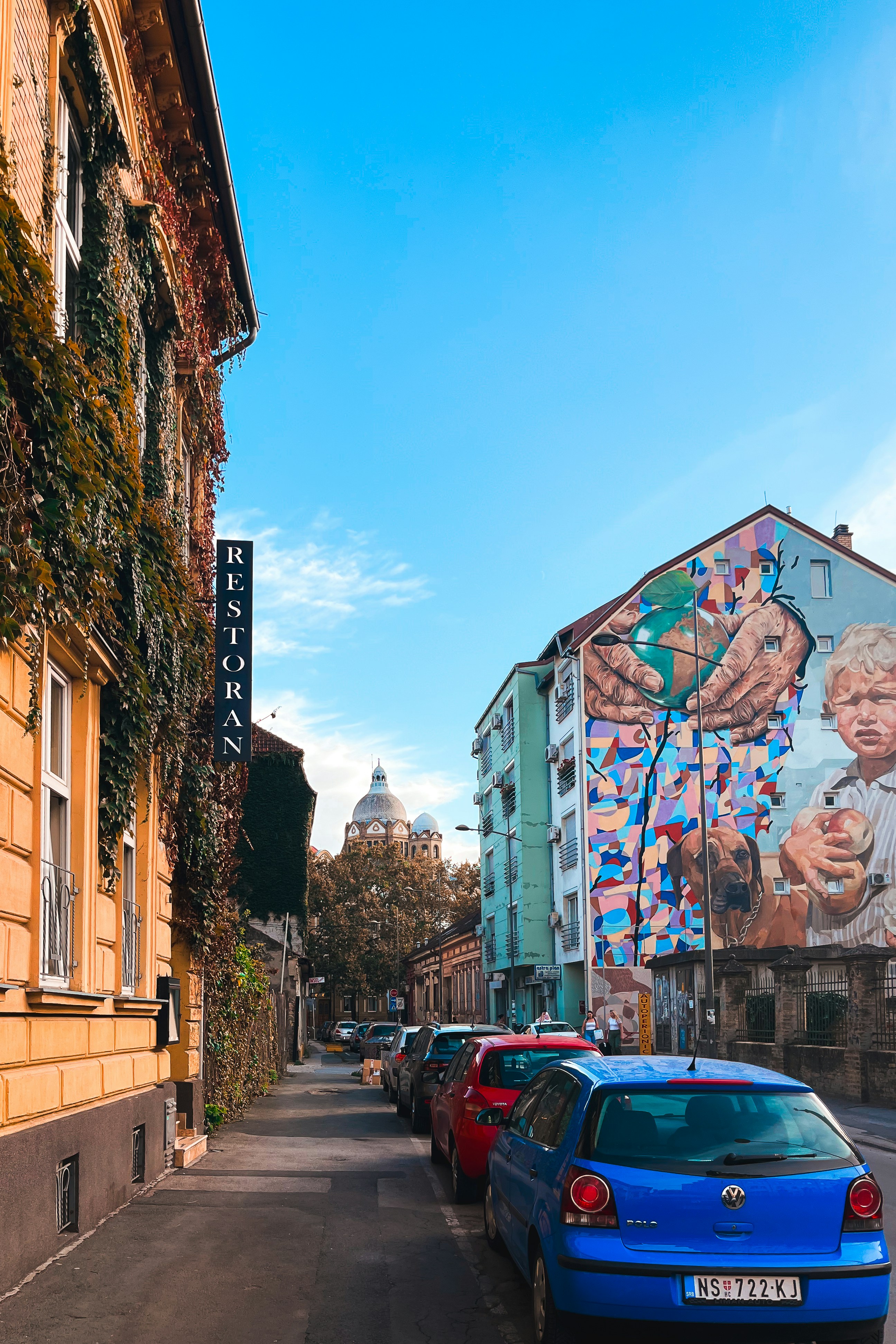 Un'auto blu parcheggiata sul lato di una strada