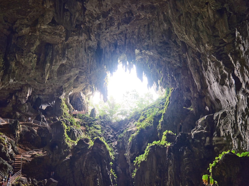 uma grande caverna com uma luz vinda dela