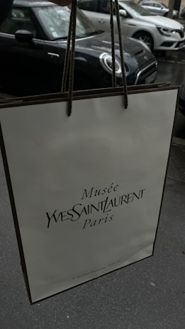 A mother with her children, confidently holding the cabas éclat bag during a casual outing.