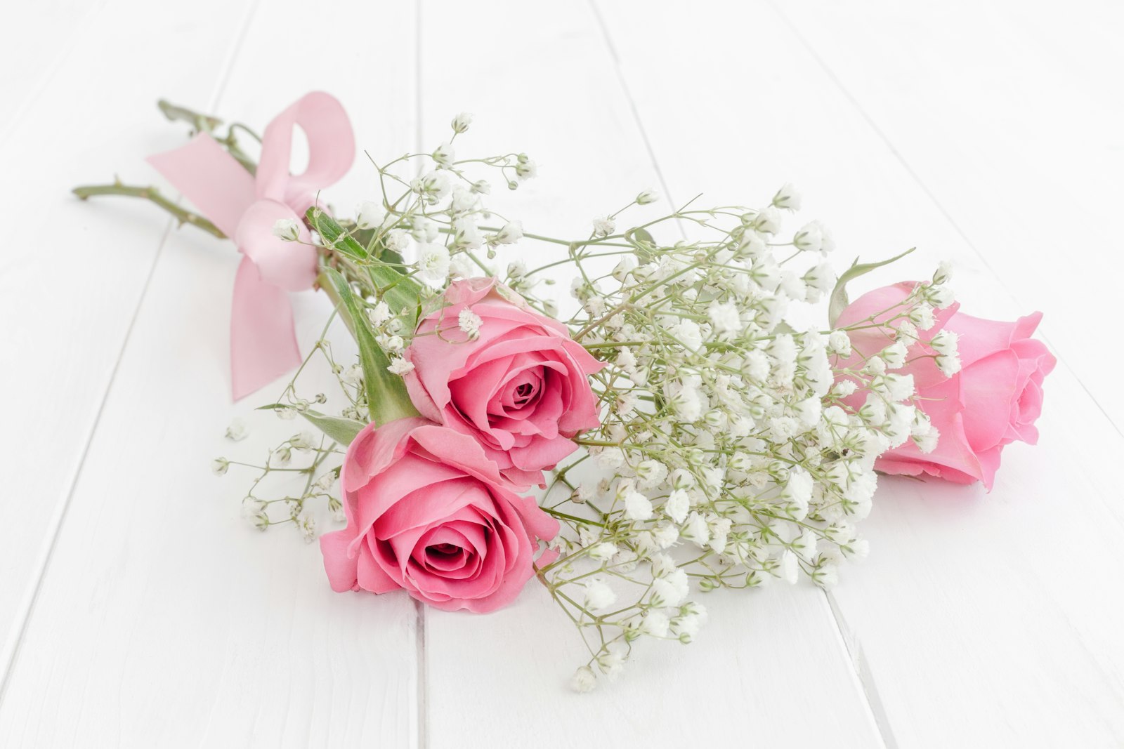 Bouquet de roses rose pâle, code momoirobara associé à la tendresse et à la naissance