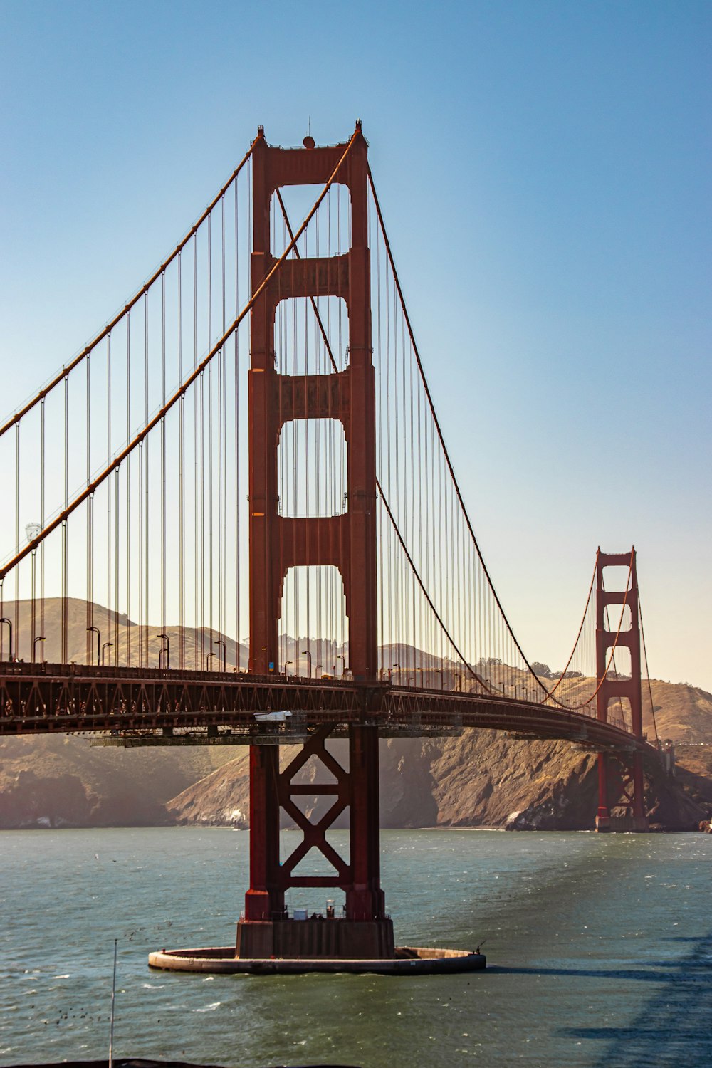 Uma vista da ponte Golden Gate do outro lado da água