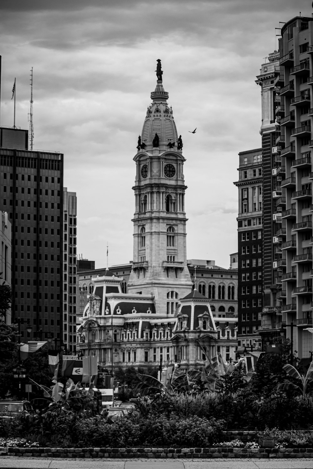 uma foto em preto e branco de um grande edifício