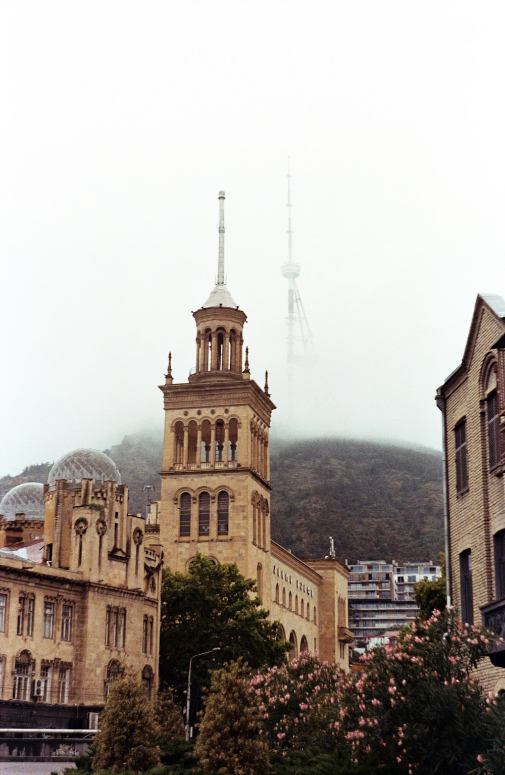 Un edificio alto con una torre del reloj en la parte superior