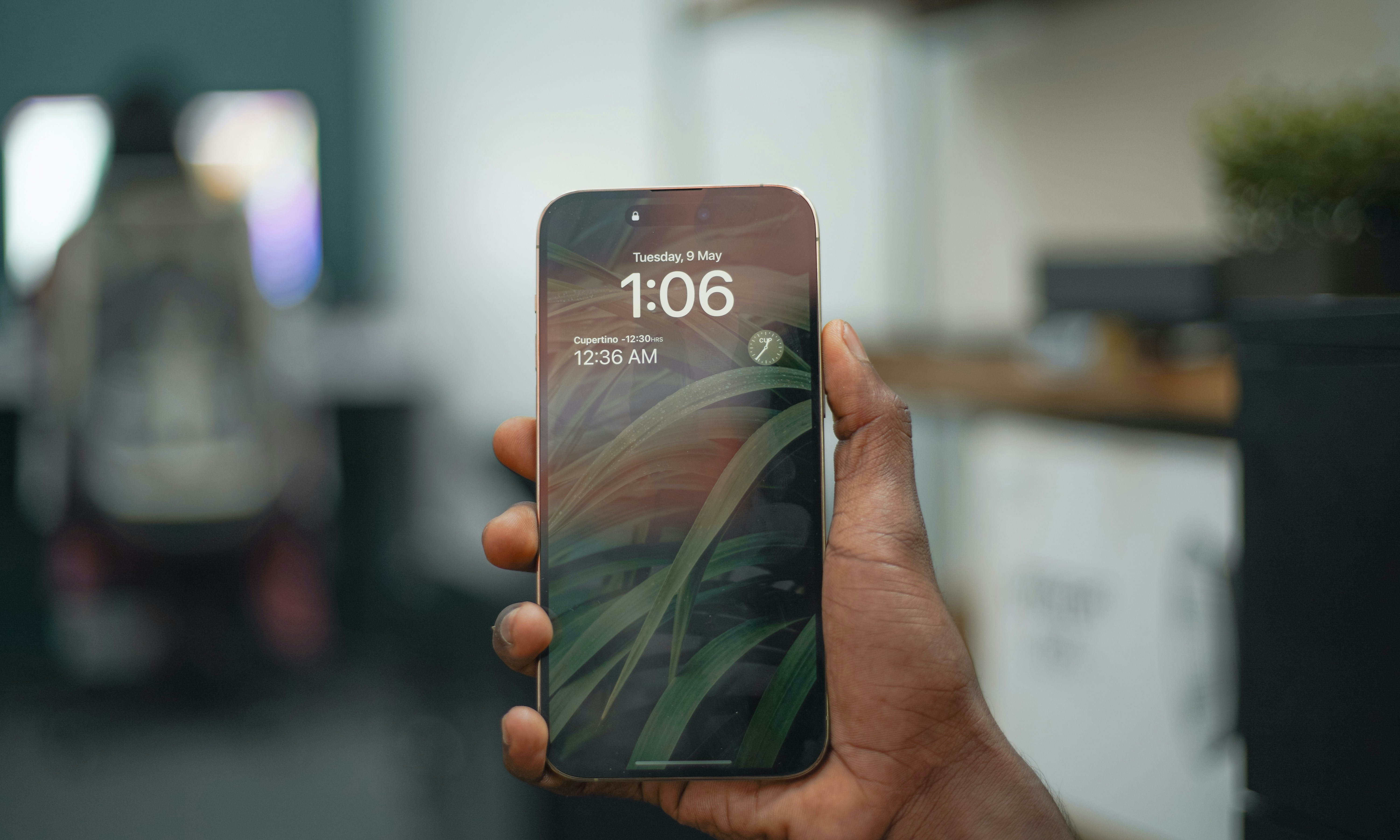 une personne tenant un téléphone cellulaire à la main