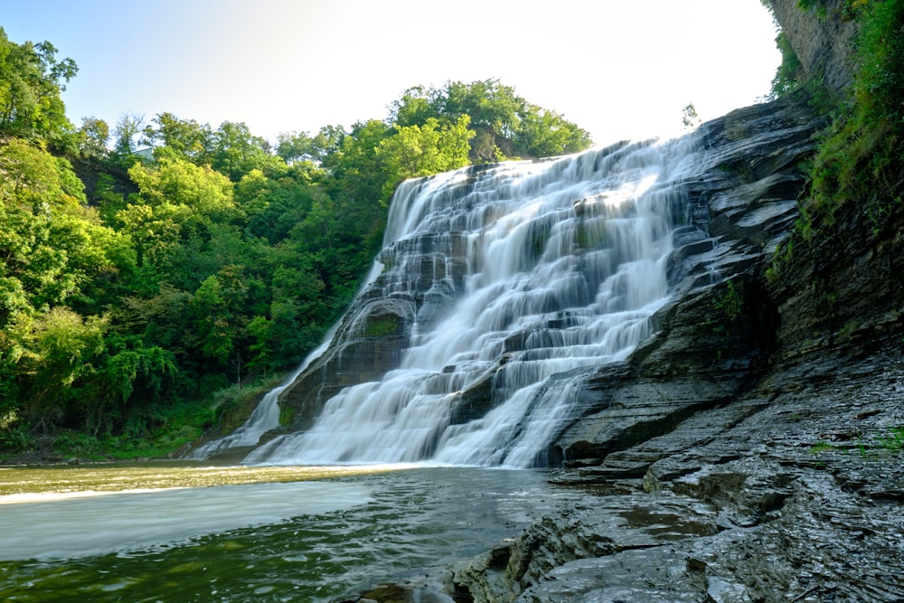 Una grande cascata con acqua che scende lungo i suoi lati