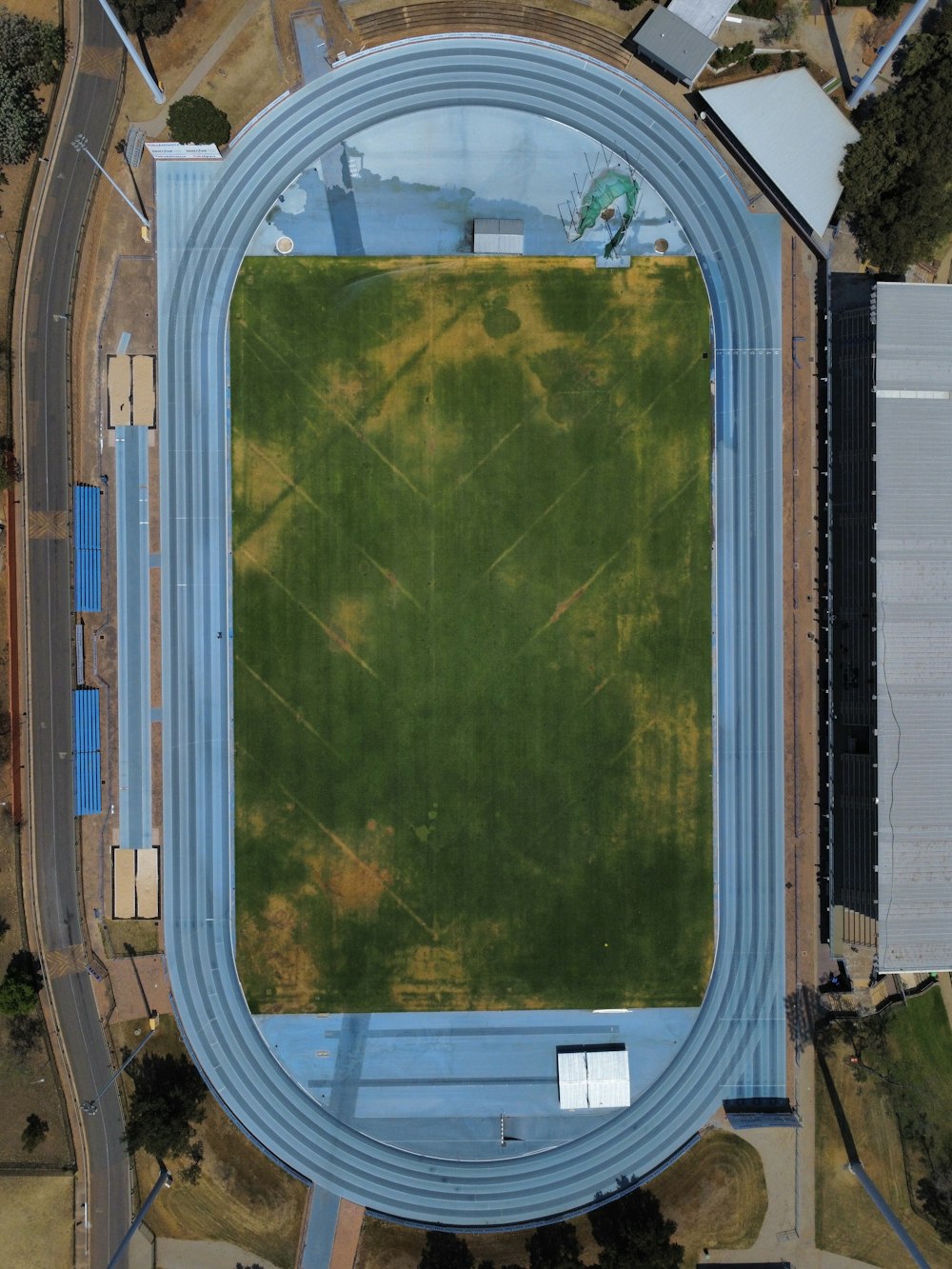 uma vista aérea de um grande campo de futebol