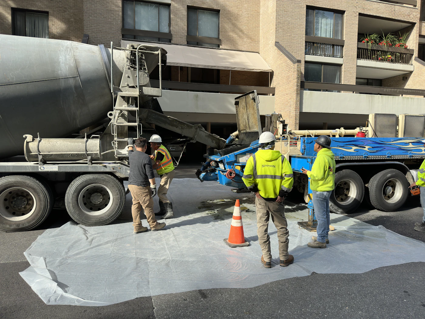 Équipe près d'un camion de béton sur un chantier