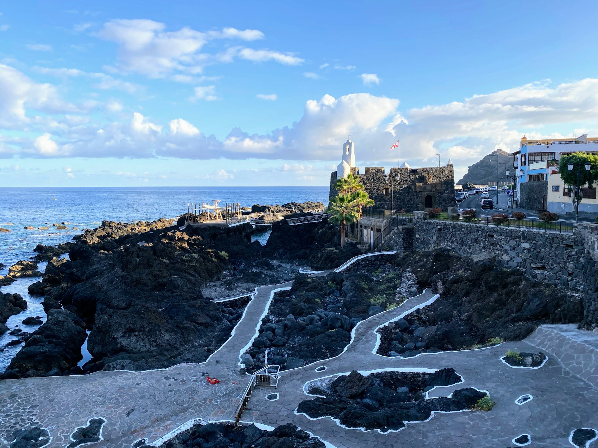 gray computer monitor