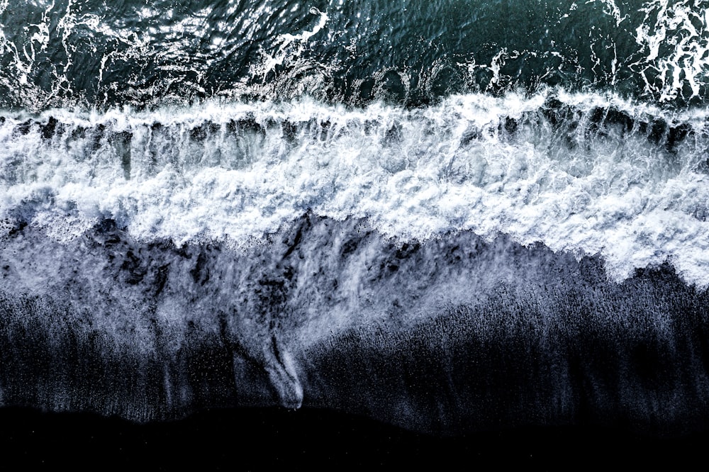 Una foto en blanco y negro de una ola en el océano