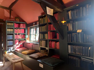 A vibrant, cozy multilingual space filled with colorful books, happy families, and lively cultural decorations.