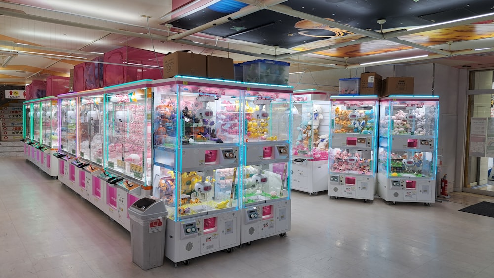 uma loja cheia de máquinas de venda automática