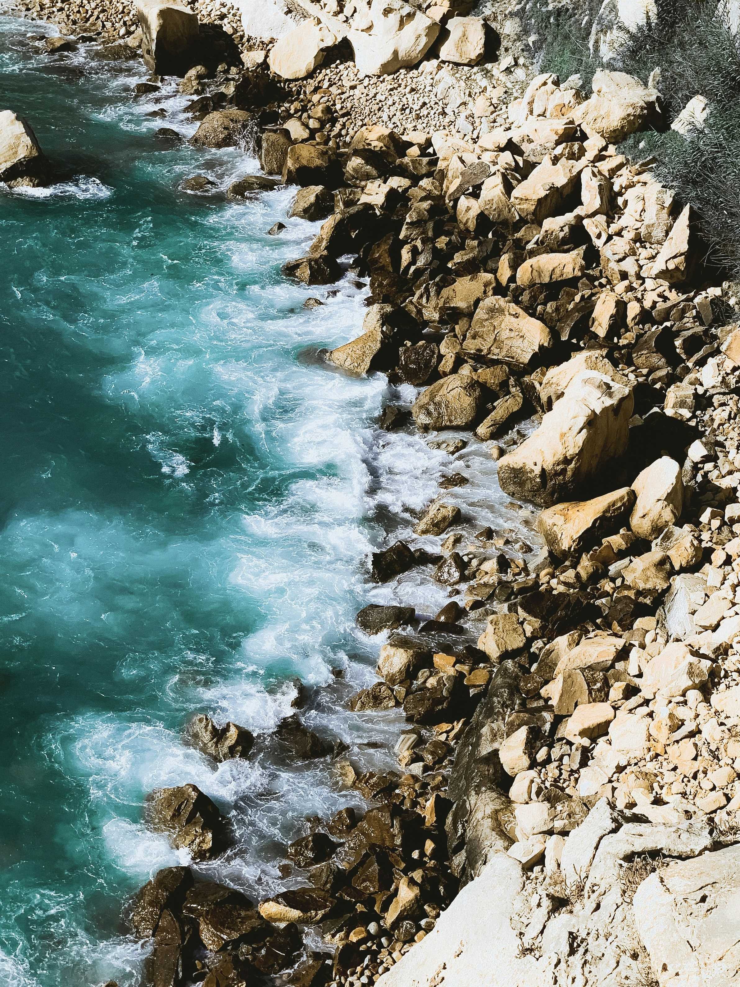 Una vista de un cuerpo de agua cerca de una costa rocosa