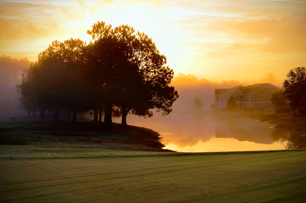 Il sole sta tramontando su un campo da golf
