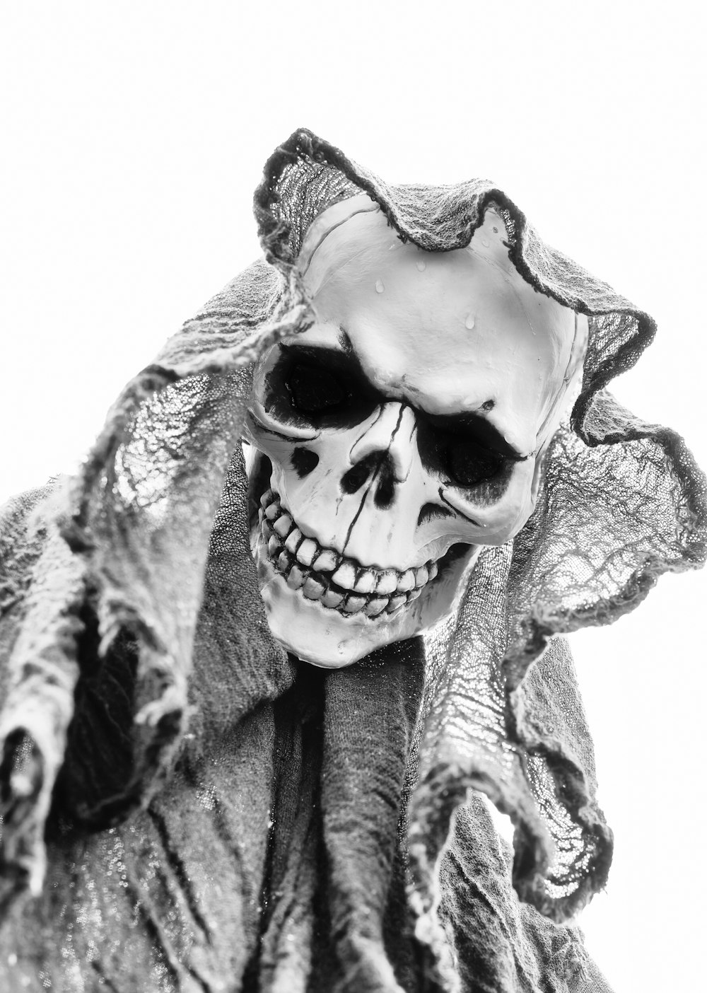 uma estátua de um esqueleto vestindo um traje