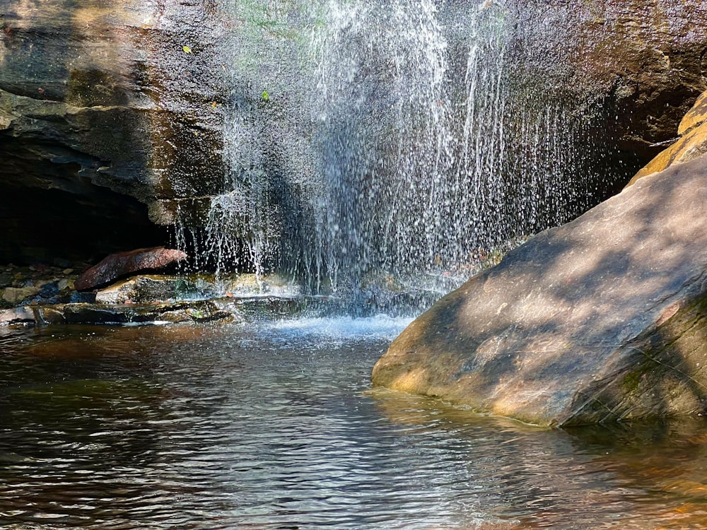 Une cascade sort d’une grotte