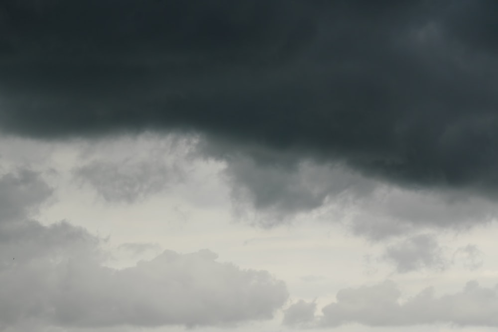 Ein einsames Flugzeug, das an einem bewölkten Himmel fliegt