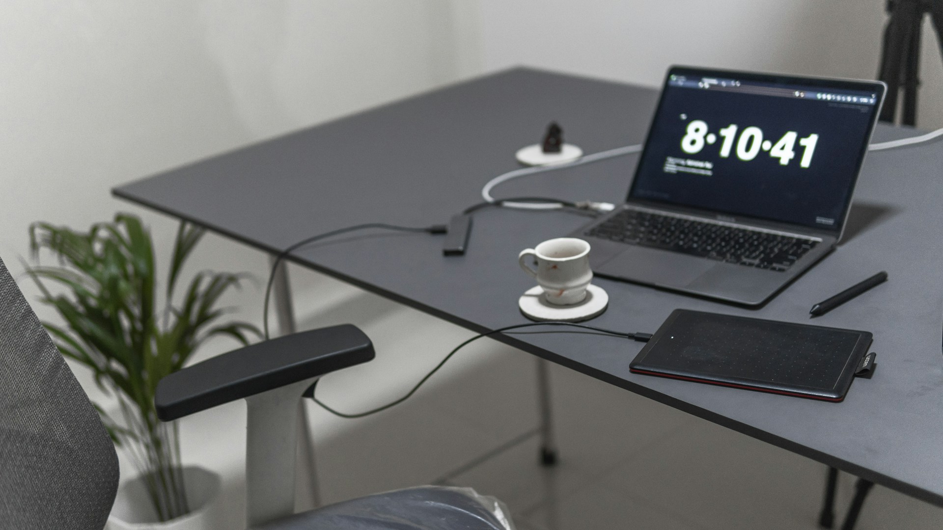 gray computer monitor