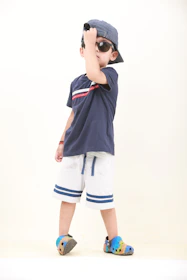 Simple, trendy icon of a kid’s cap symbolizing playful fashion.