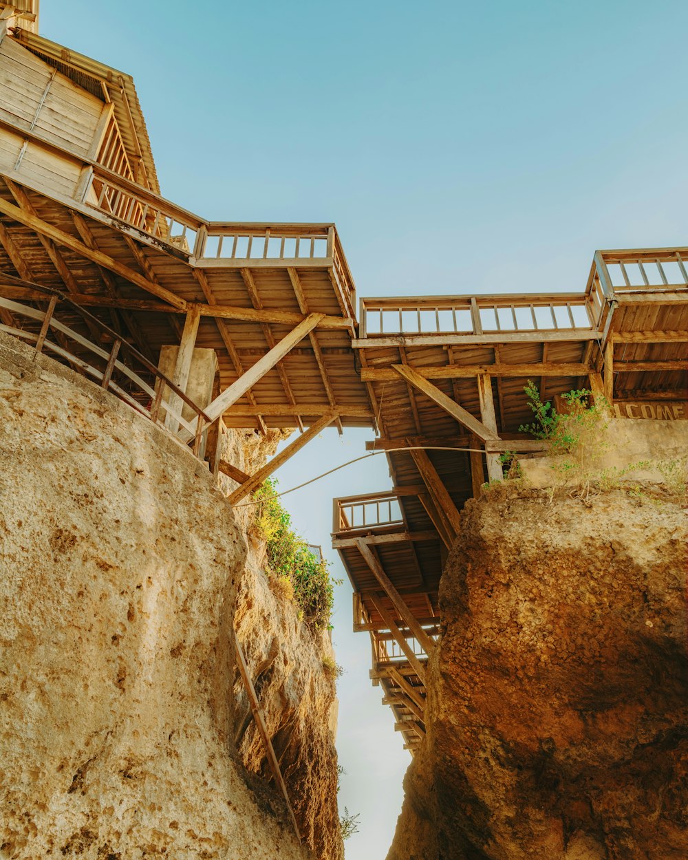 Eine Holzbrücke über eine Klippe an einem sonnigen Tag