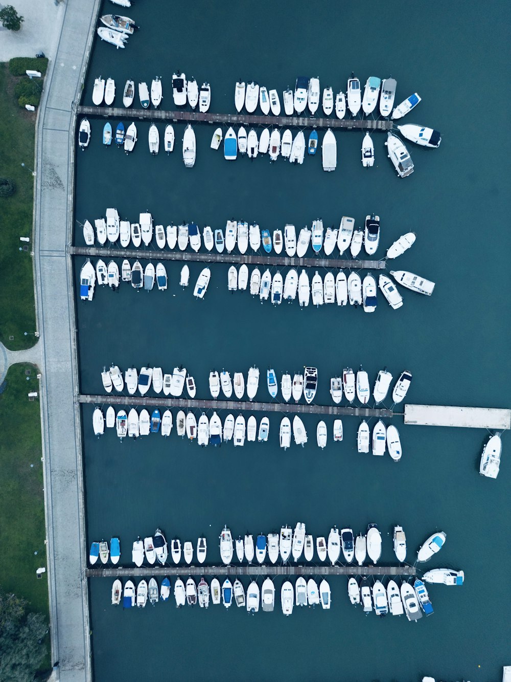 Un porto turistico pieno di molte barche bianche