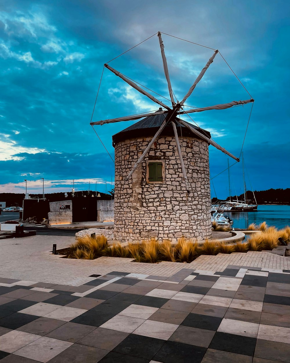 un moulin à vent assis sur un sol en damier