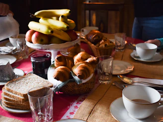 Café da manhã spread with fresh tropical fruits on a bright white table