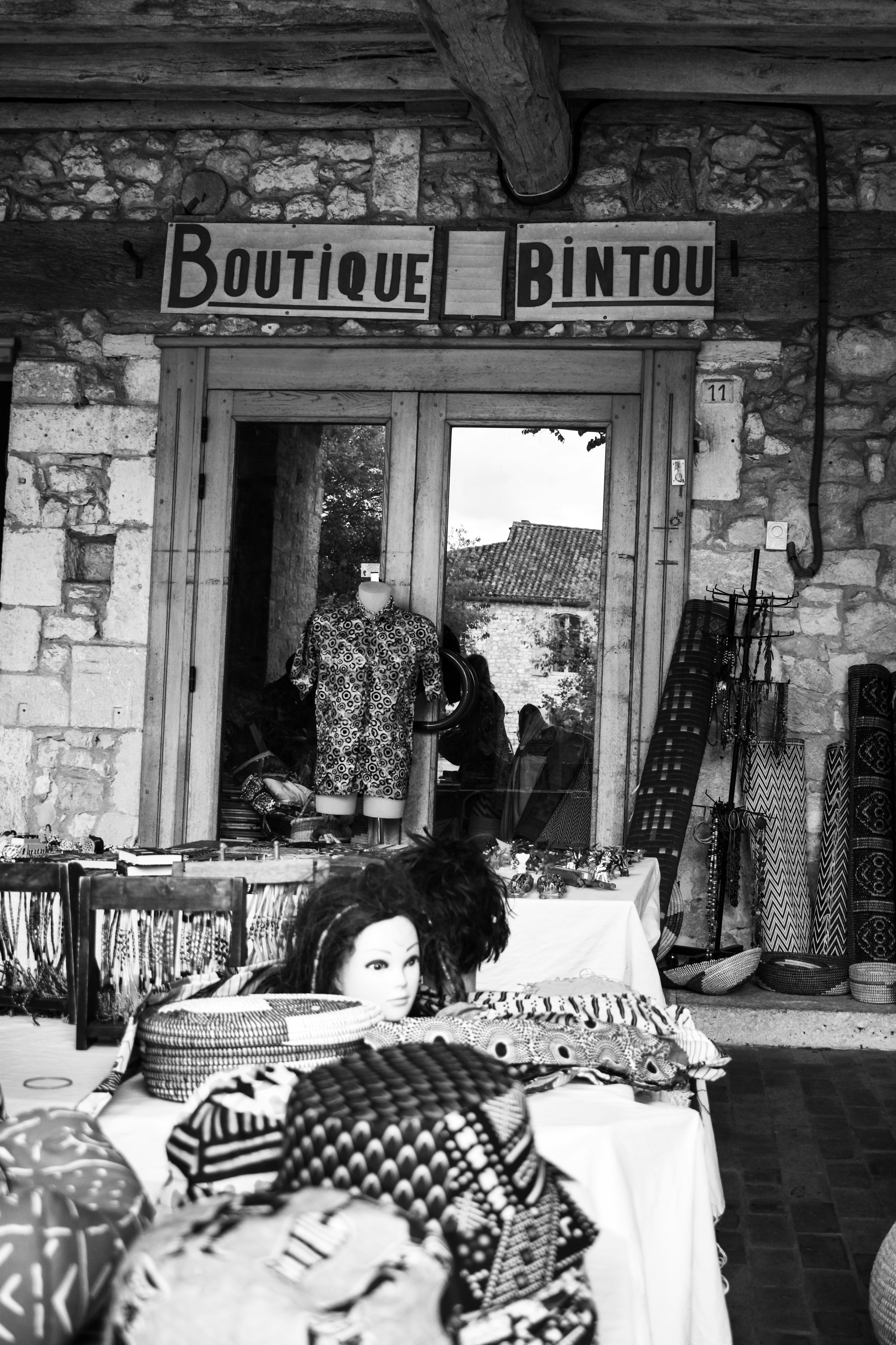 une photo en noir et blanc d’une devanture de magasin