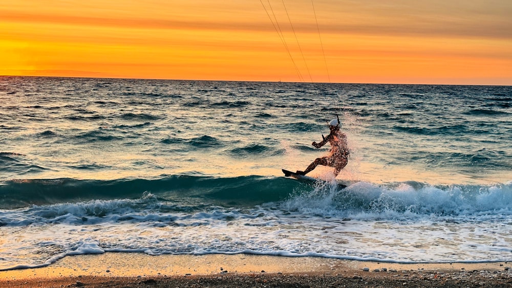 ein Mann, der auf einem Kiteboard auf einer Welle im Ozean reitet