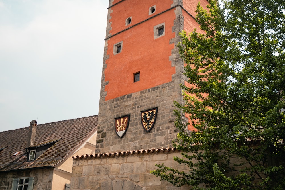 ein hoher Backsteinturm mit einer Uhr an der Seite