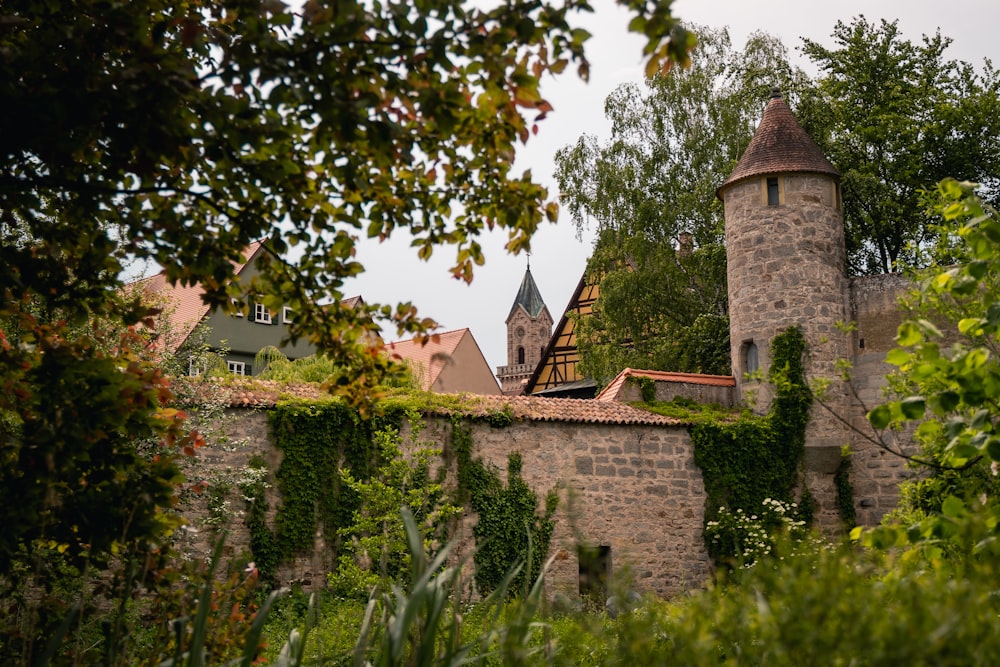 um castelo de pedra com uma torre de relógio no topo dele