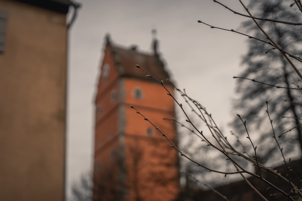 una torre alta con un reloj en el costado